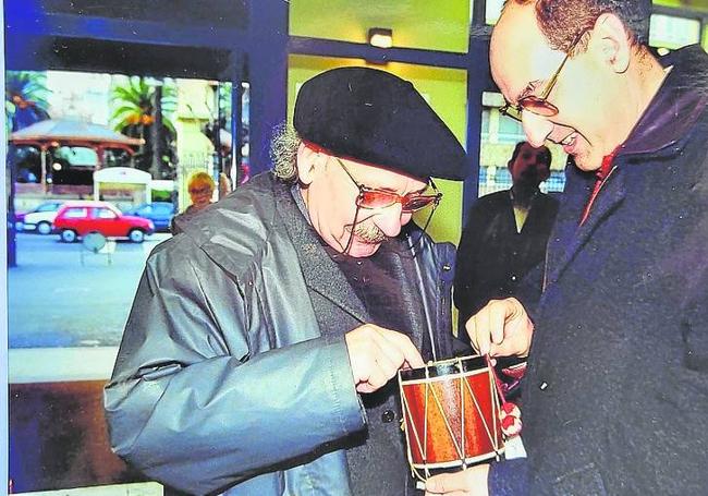 El escritor gallego, en su reencuentro con el artista Agustín Ibarrola.