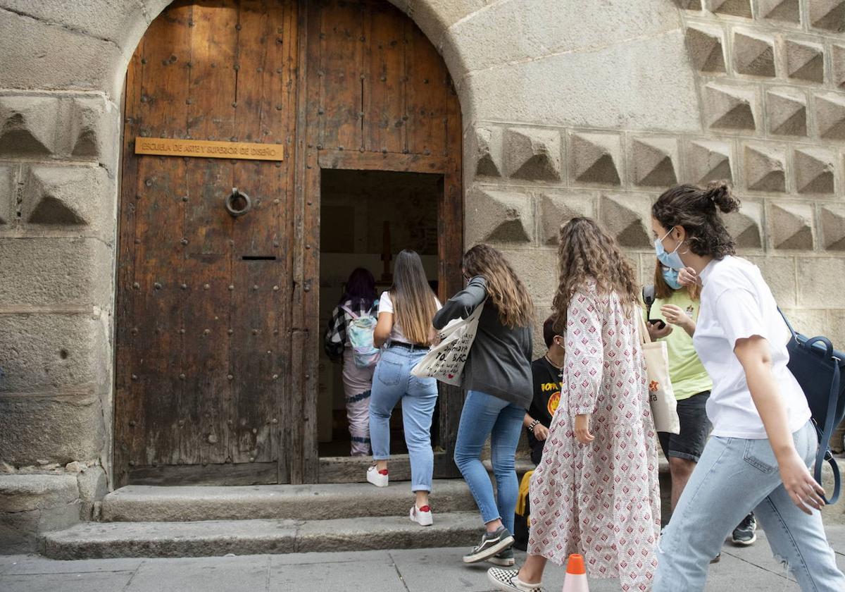 Puerta de acceso a la Casa de los Picos.