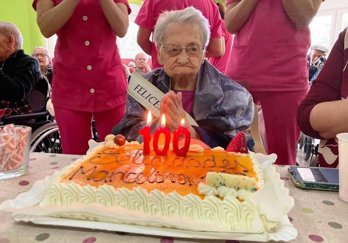 Marcelina Hernanz justo antes de soplar las velas por su cien cumpleaños.