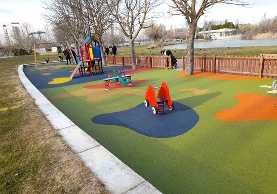 Parque infantil situado a orillas del lago