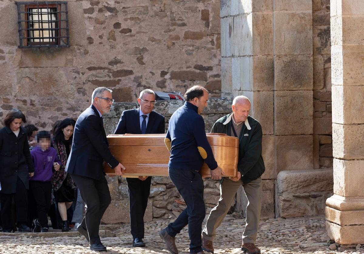 Entrada del féretro en la iglesia de La Asunción, de Castilfrío (Soria) y, tras él, la mujer de Sánchez Dragó y su hijo junto a familiares y amigos.