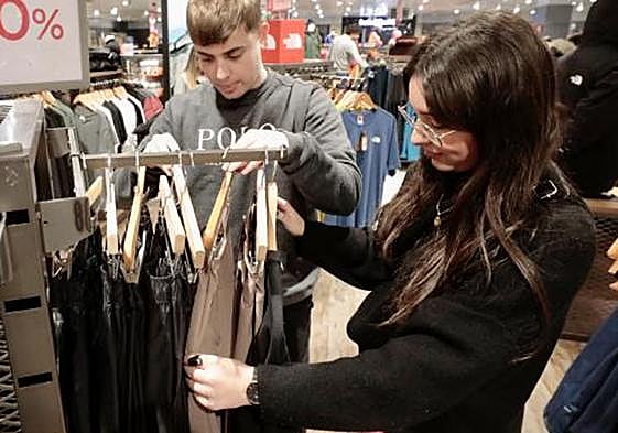 Personas comprando ropa.