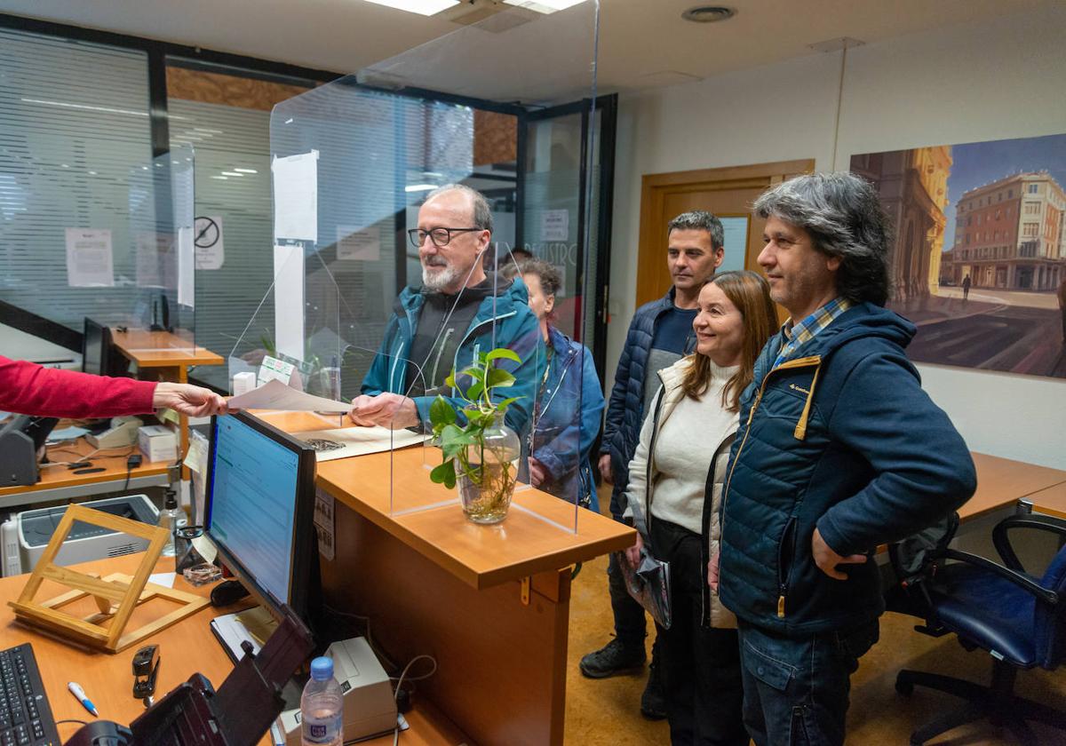 Entrega de las firmas contra las viviendas colaborativas en Campos Góticos.