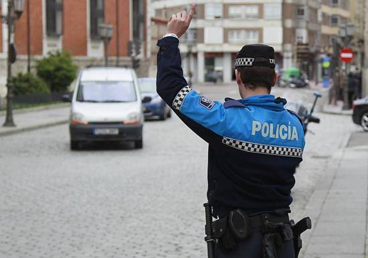 Un policía local de Valladolid, durante un control.