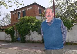 José Antonio Gaviero, delante del palacete de los Luelmo, donde estudió en los años sesenta.