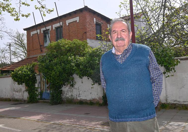 José Antonio Gaviero, delante del palacete de los Luelmo, donde estudió en los años sesenta.