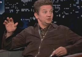 Jeremy Renner en el programa de Jimmy Kimmel.