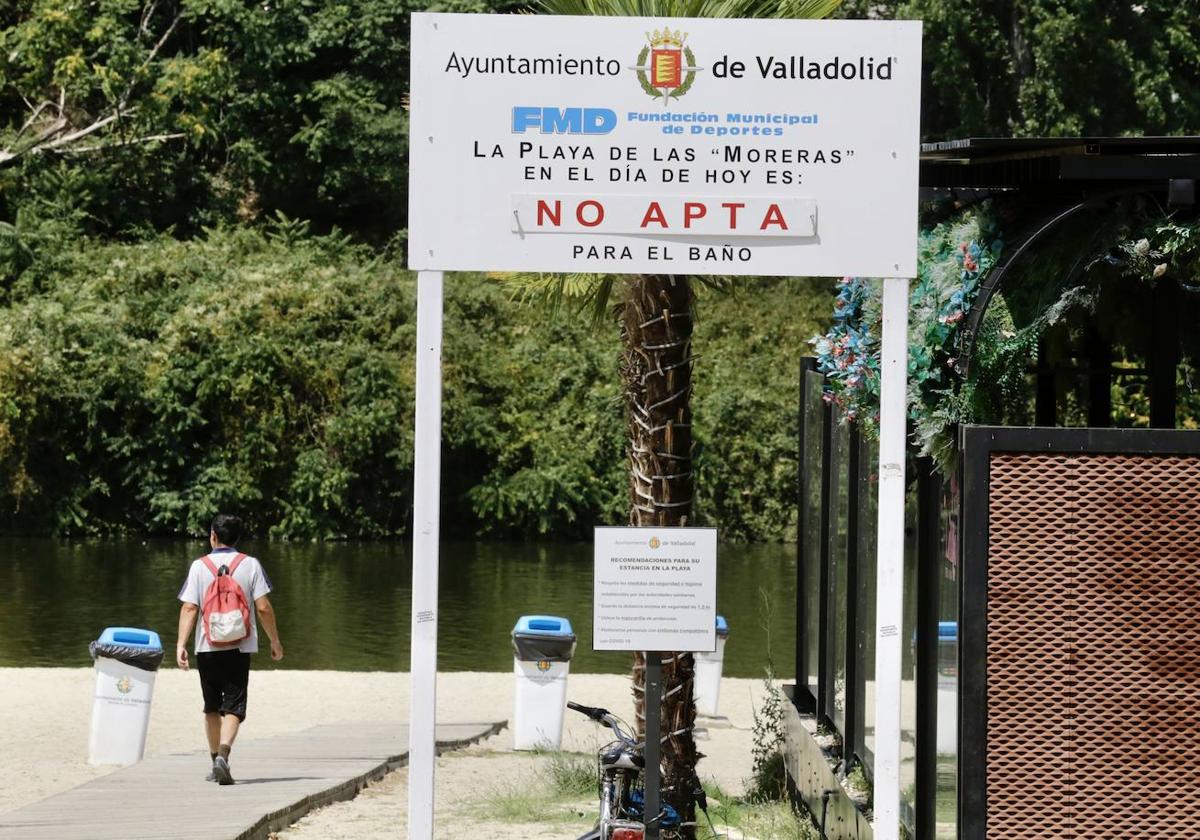 Un cartel indica que el agua no era apta para el baño en julio del año pasado.