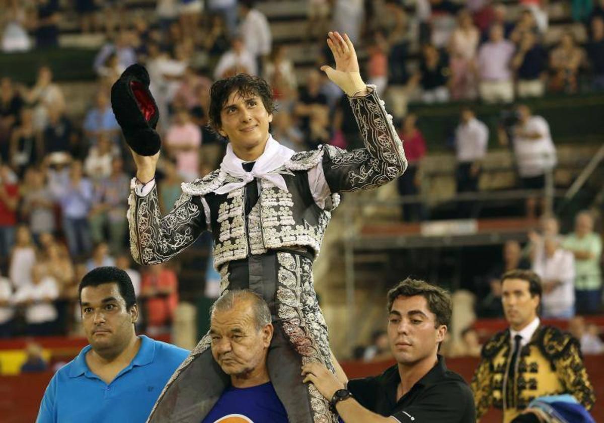 El torero Roca Rey sale a hombros de la plaza de toros tras una faena notable.