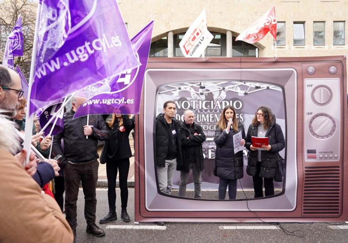 Una concentración organizada por UGT y CC OO frente a la Consejería de Industria, Comercio y Empleo el 8 de marzo pasado con la estética de las emisiones del NO-DO.