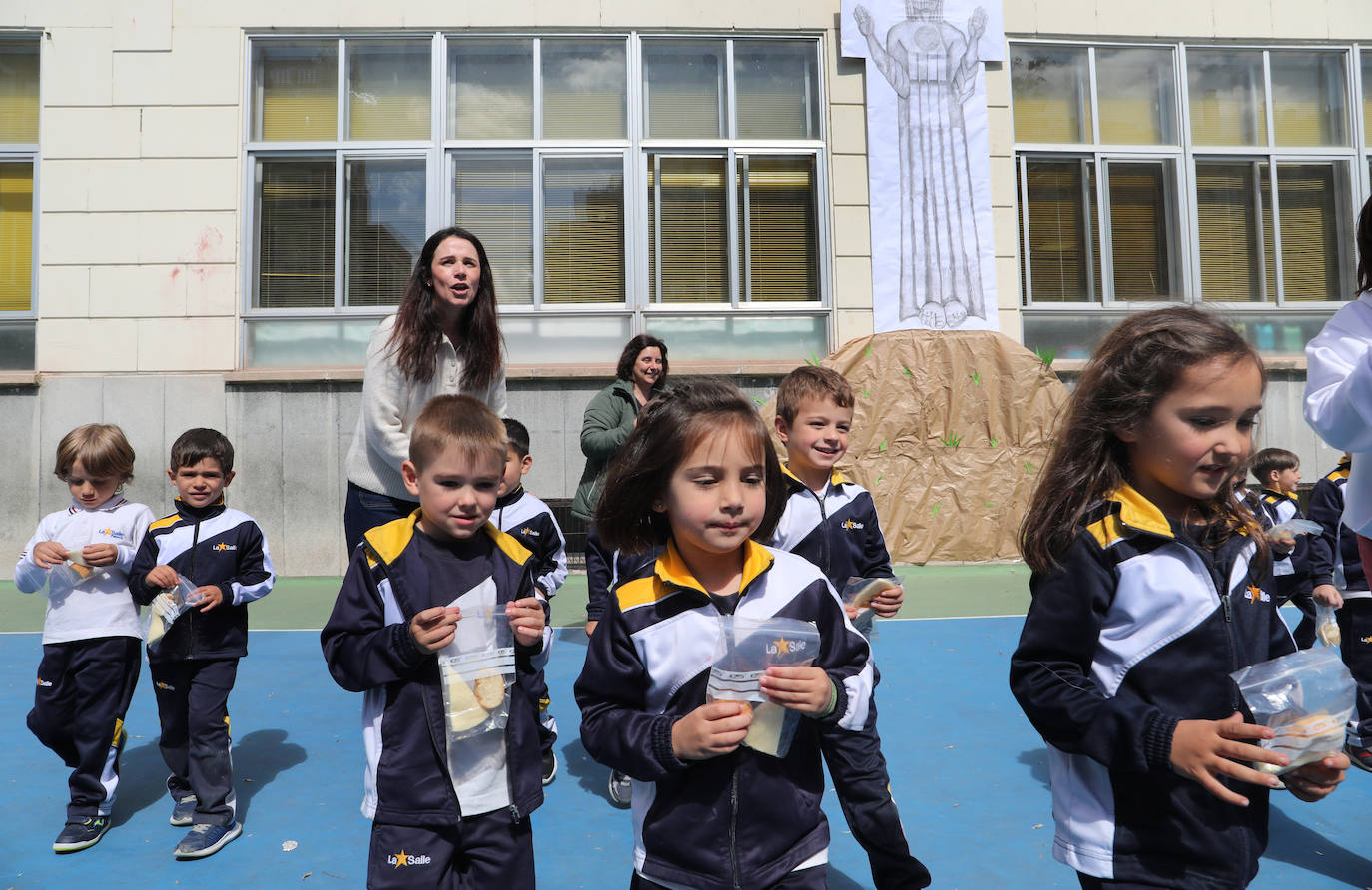 La pedrea del pan y quesillo en el patio de La Salle