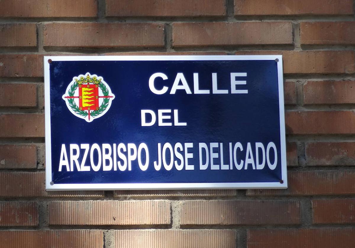 Placa de la calle Arzobispo José Delicado de Valladolid.