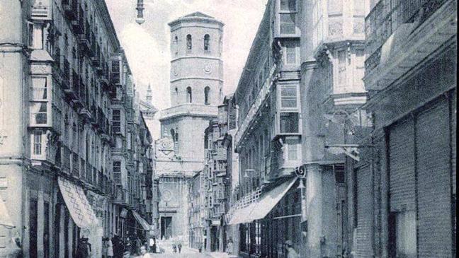 Imagen antes - La torre, en 1910, coronada aún por un tejadillo, vista desde la calle Regalado y imagen actual, cuando se peatonalizó esta vía, con el Sagrado Corazón de Jesús.