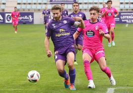 Abel Pascual conduce el esférico ante la presión de un rival del Valladolid Promesas, en La Balastera en octubre del año pasado.