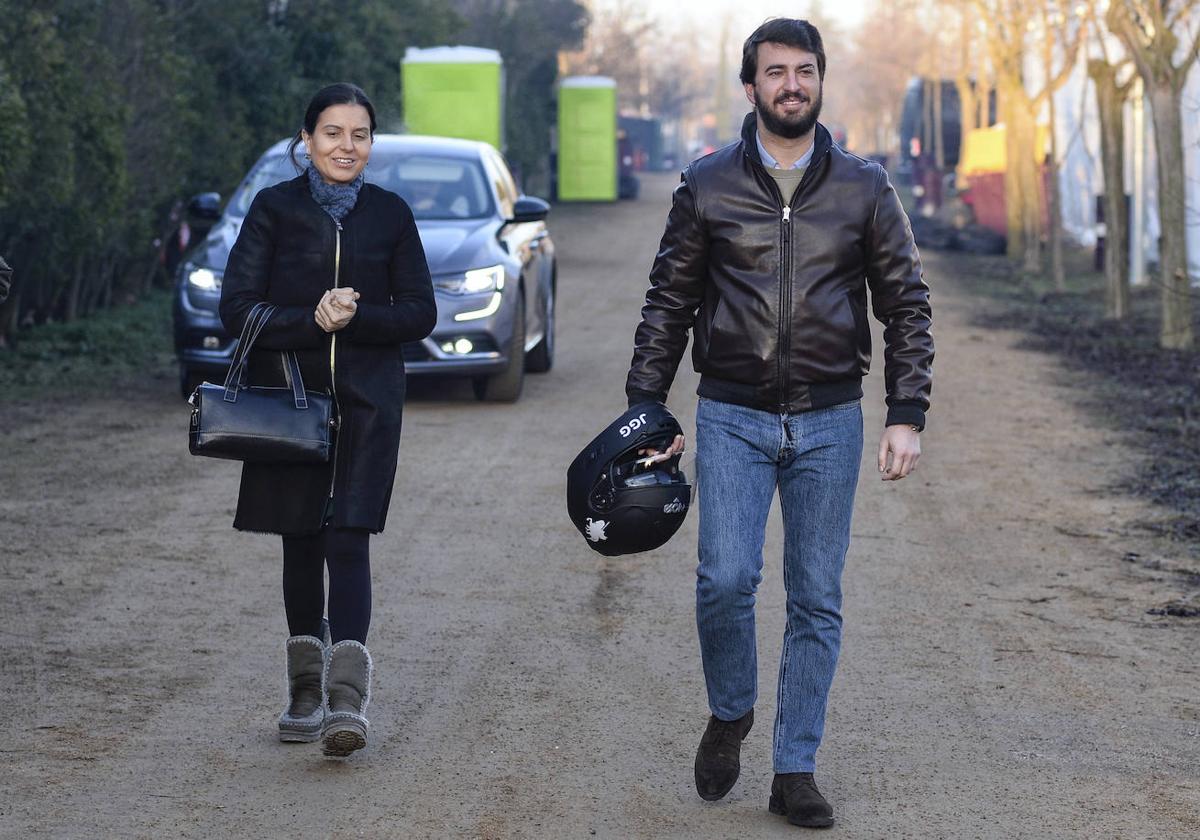 El vicepresidente visita a los moteros de Pingüinos, casco en mano tras bajar del coche oficial.