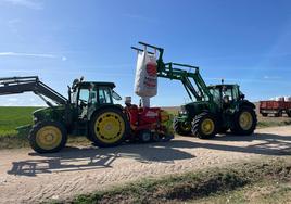 Preparación de la máquina para sembrar patatas ayer en Santiuste, Segovia.