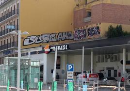 Nueva pintada junto al hotel Acueducto, a escasos metros del monumento.