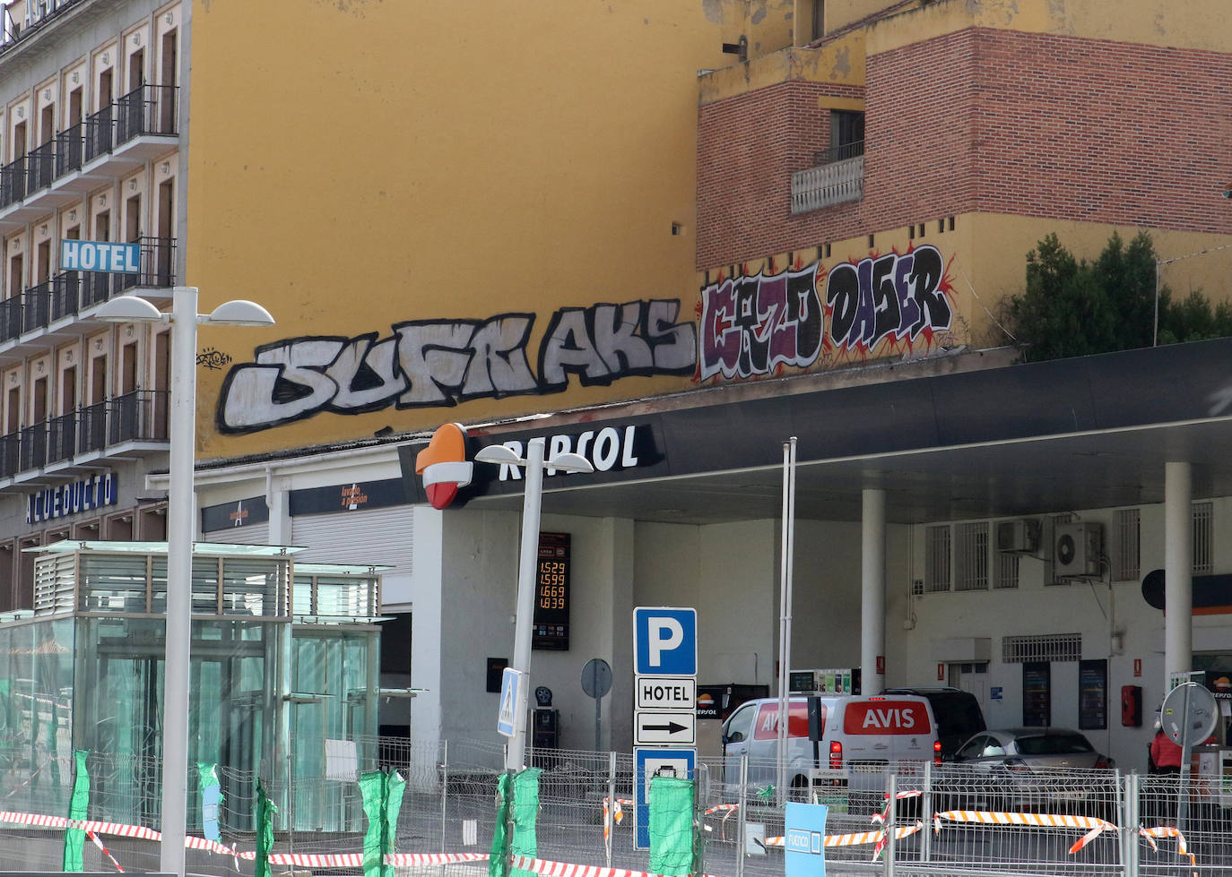 Nueva pintada junto al hotel Acueducto, a escasos metros del monumento.