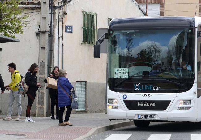 Usuarios esperan al autobús en un municipio de la provincia de Segovia.