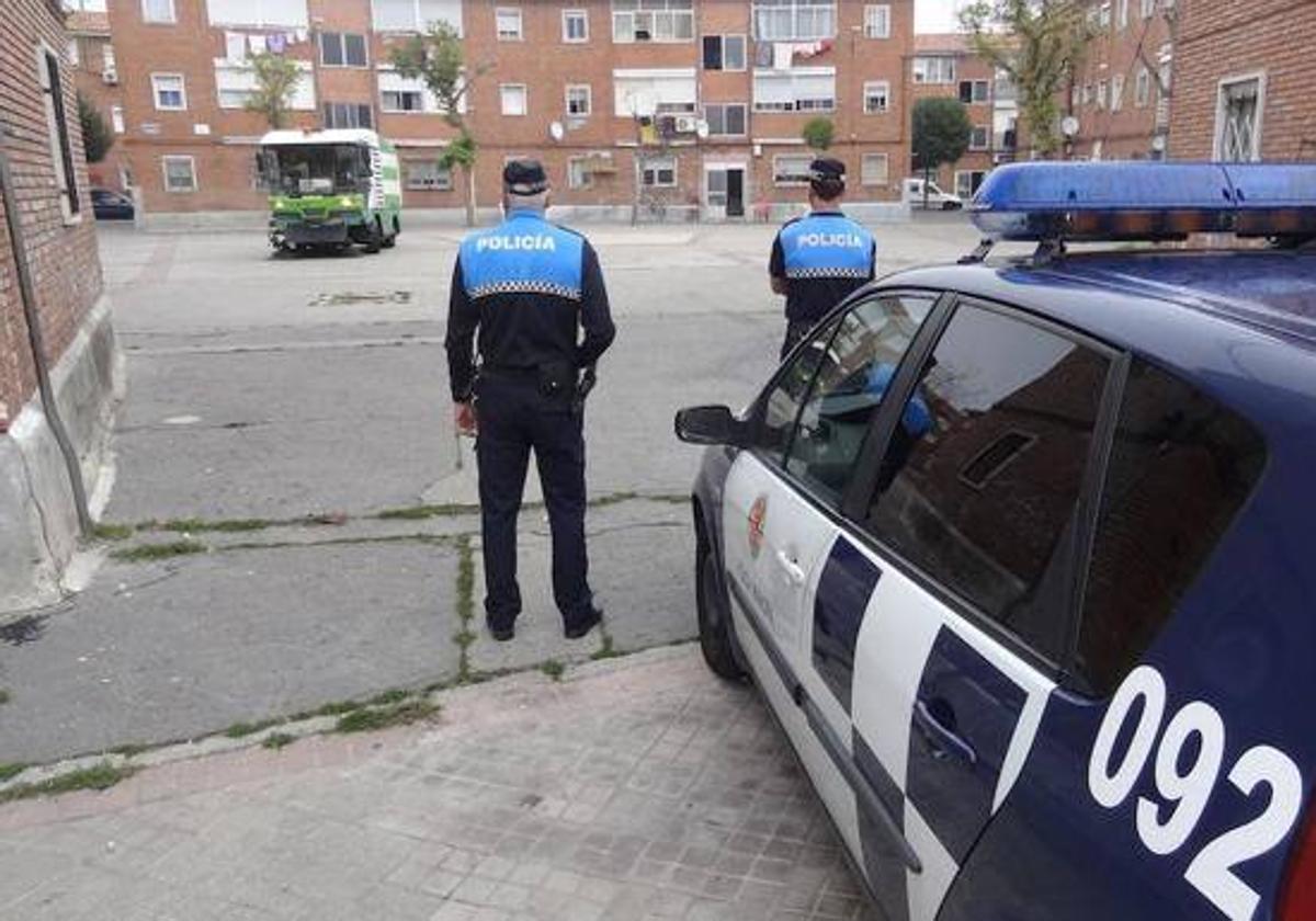 Agentes de la Municipal en la barriada de Las Viudas en una imagen de archivo.