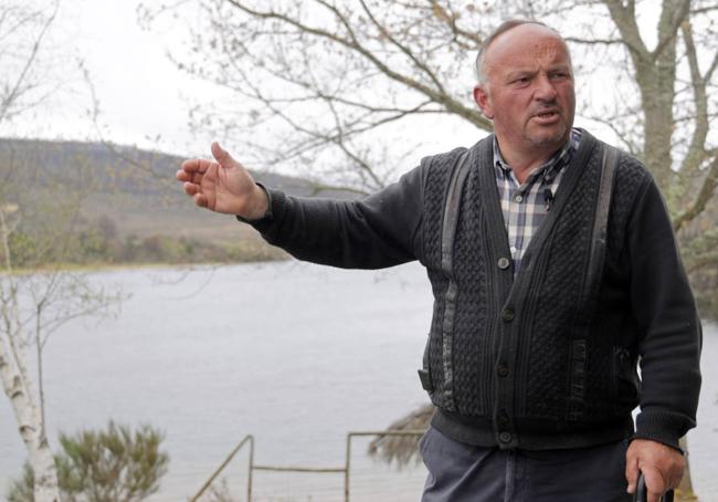 José Manuel Soto, de Coag en Sanabria la Carballeda, en la playa de Cional, hasta donde llegó el fuego.