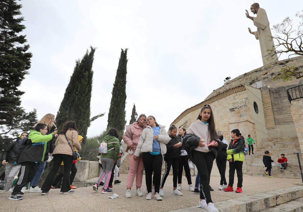 Alumnos del Juan Mena a los pies del Otero antes de la pedrea.