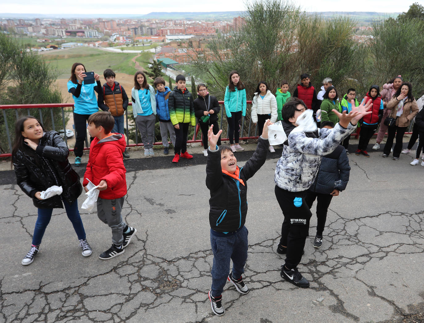 Los alumnos del Juan Mena disfrutan de la pedrea a los pies del Cristo