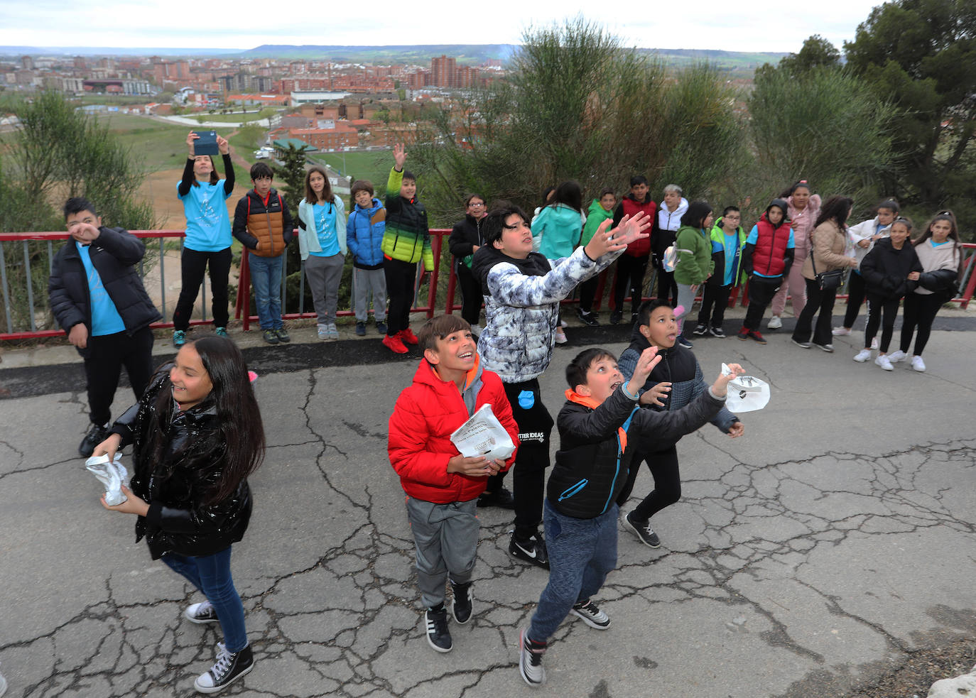 Los alumnos del Juan Mena disfrutan de la pedrea a los pies del Cristo