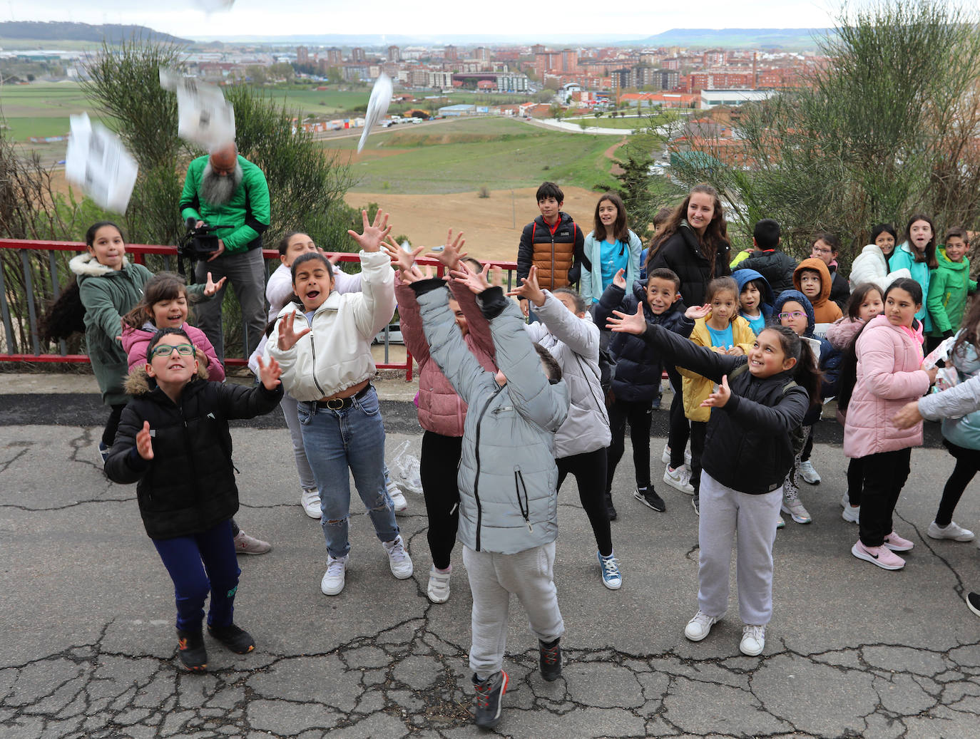 Los alumnos del Juan Mena disfrutan de la pedrea a los pies del Cristo