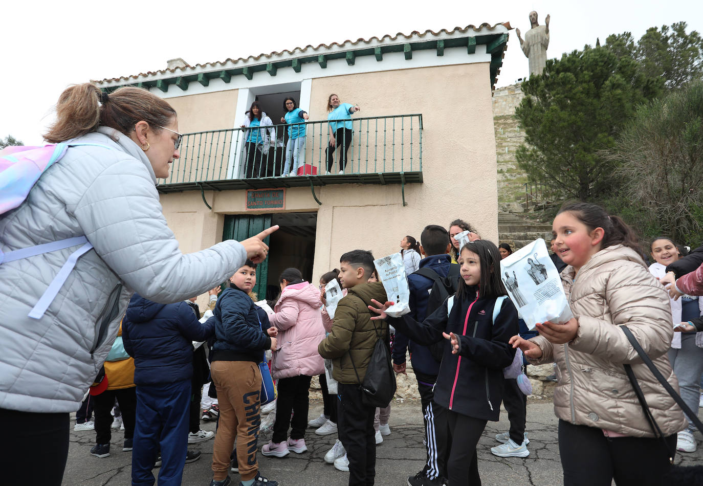 Los alumnos del Juan Mena disfrutan de la pedrea a los pies del Cristo