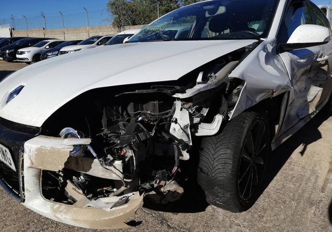 Un vehículo destrozado tras una colisión con dos jabalíes.