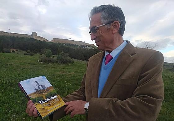José María Collazos muestra la portada de su libro sobre la historia de Tordehumos.