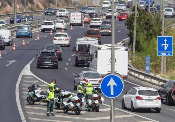 Varios agentes en una carretera controlando los distintos vehículos