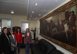 María José Landete, junto a la presidenta de la Diputación y las diputadas Carolina Valbuena y María José de la Fuente, observan el cuadro.