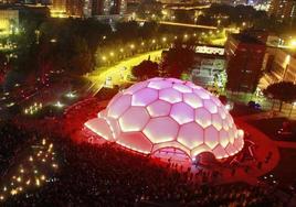 La Cúpula del Milenio iluminada durante la noche