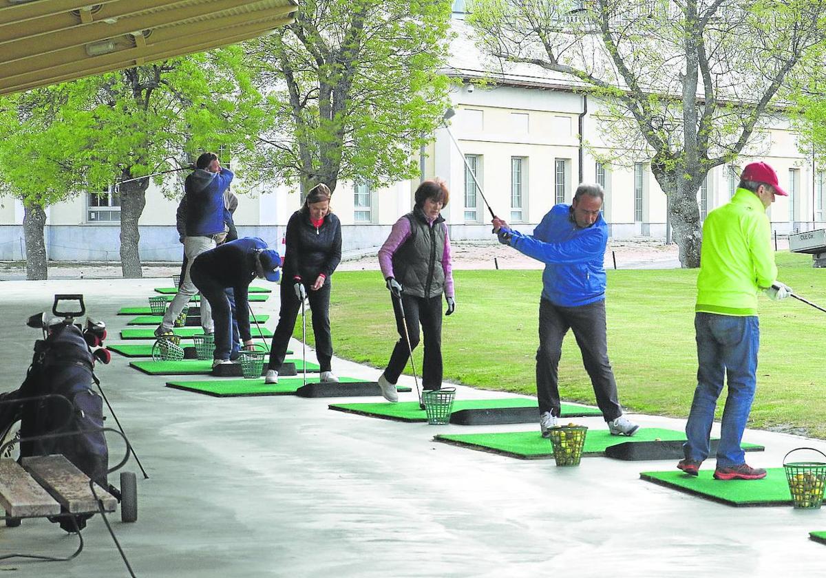 Hombres y mujeres, en el campo de golf de La Faisanera.