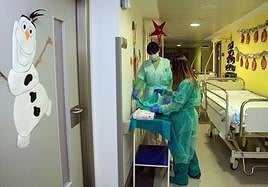 Dos profesionales recorren el área de Pediatría del Hospital General de Segovia.