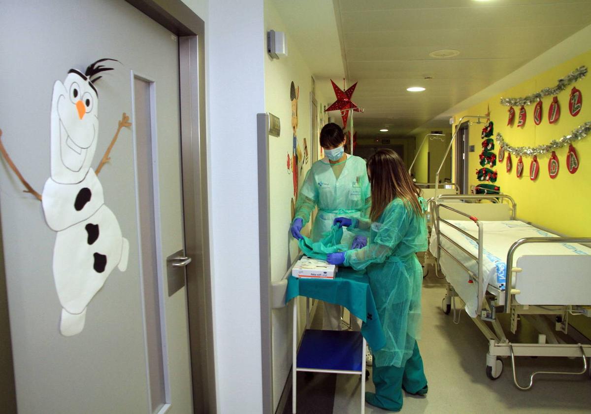 Dos profesionales recorren el área de Pediatría del Hospital General de Segovia.