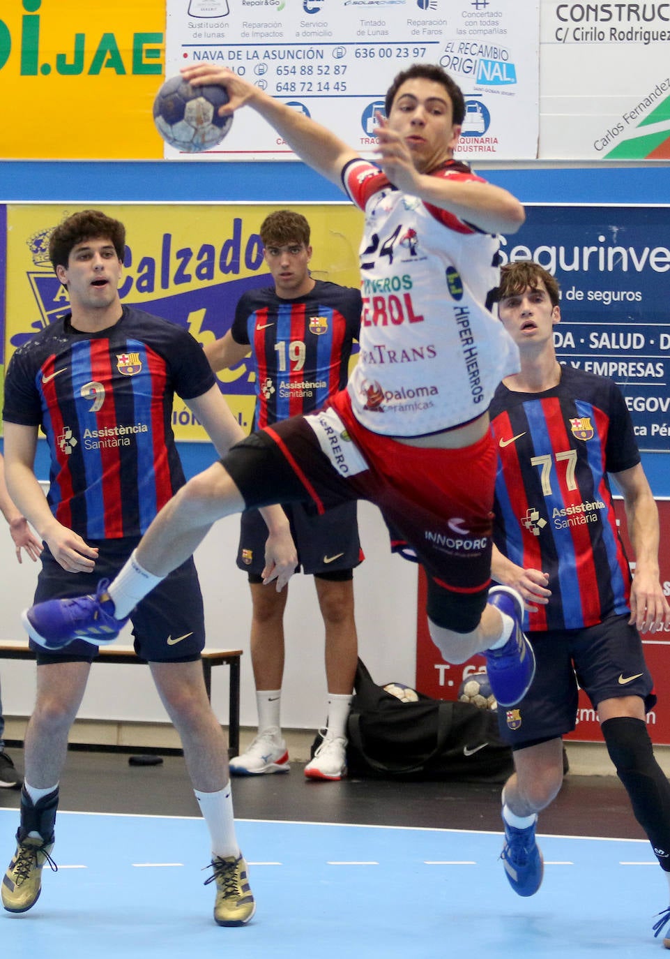 Victoria del Balonmano Nava ante el Barcelona (35-30)