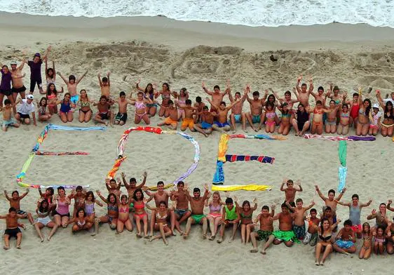 Participantes en una anterior edición de los campamentos estivales en la playa de Edetil.