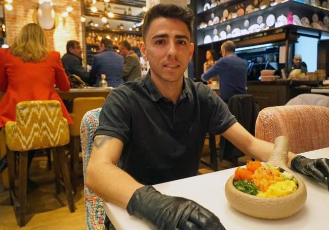 Jonathan Álvarez, jefe de cocina y su poke bowl de salmón noruego.