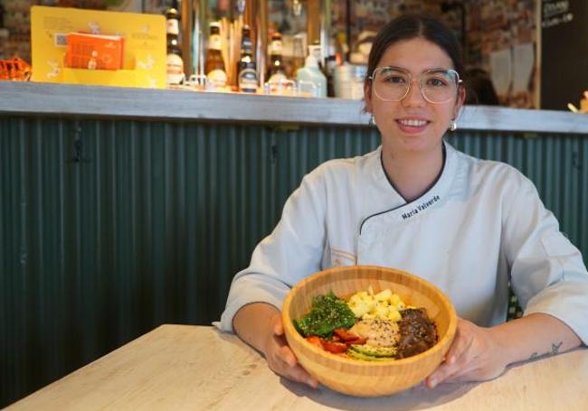 María Valverde con el poke de Verde Oliva, uno de los platos favoritos de la clientela