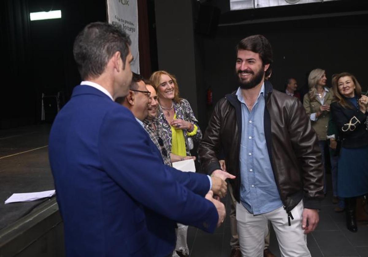 García Gallardo saluda a los cuatro candidatos de Vox durante la presentación.