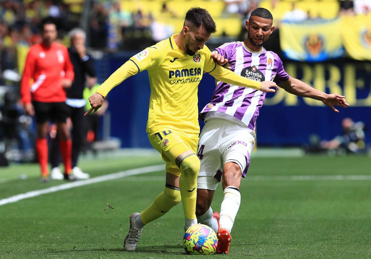 El blanquivioleta Joaquín Fernández corta el avance de Baena, durante el Villarreal-Real Valladolid del pasado sábado