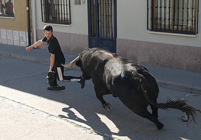 Un aficionado realiza un corte al toro, este domingo.