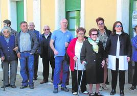 Epifanía, a su llegada al Ayuntamiento, junto con sus dos hijas y sus dos nietos.