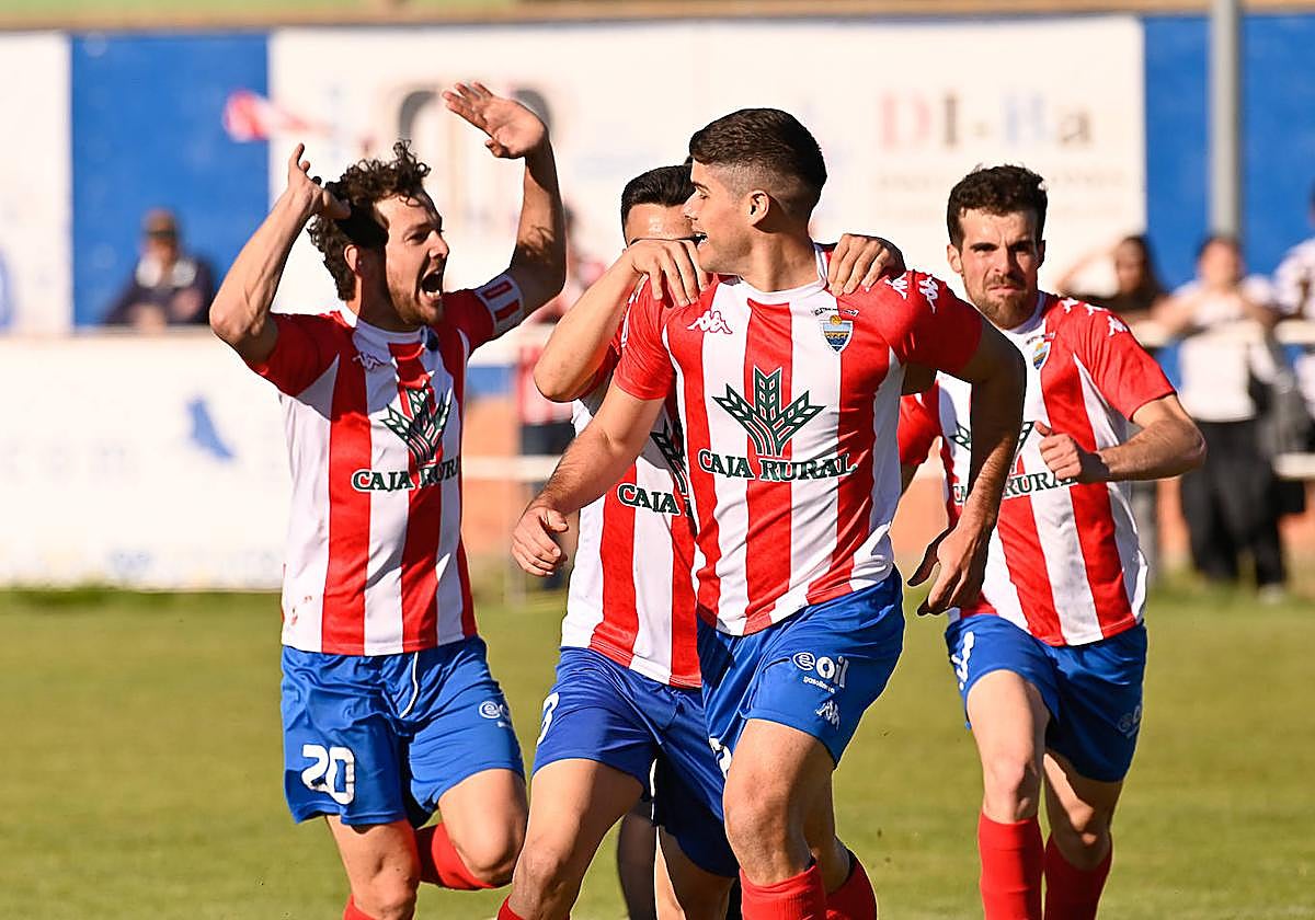 Jugadores del Tordesillas celebran el gol.