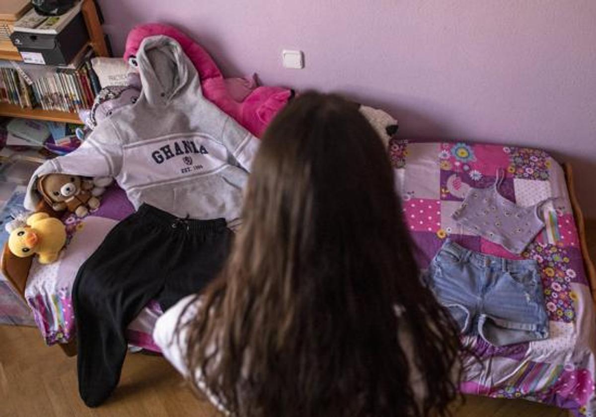 Una adolescente, en su habitación.