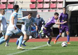 Ale Hernández se zafa de varios rivales y avanza con el balón en el partido de este domingo entre el Compostela y el Palencia Cristo.