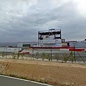 Un conductor se desvanece en un circuito, choca contra un muro y hiere a dos menores